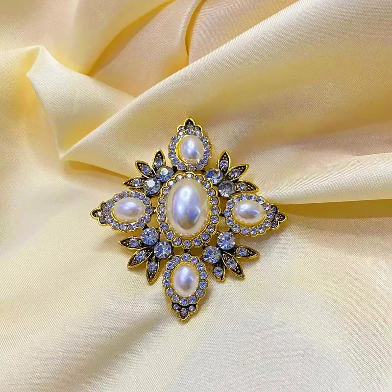 Brooch Retro Style Faux Pearls