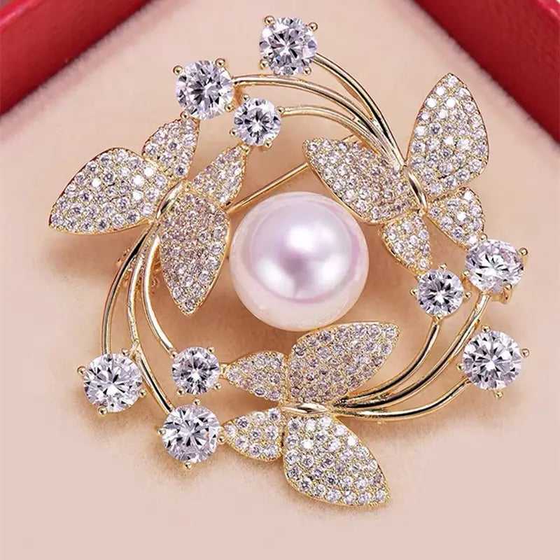 Brooch -Classic round pin with faux pearl and rhinestones